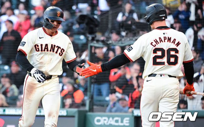 [OSEN=오라클 파크(미국 샌프란시스코), 지형준 기자] 9일(이하 한국시간) 미국 캘리포니아주 샌프란시스코 오라클 파크에서 2024 메이저리그 샌프란시스코 자이언츠와 워싱턴 내셔널스의 경기가 열렸다.올 시즌 샌프란시스코와 6년 1억1300만 달러(약 1530억원)에 계약한 이정후는 10경기 타율 2할5리(39타수 8안타) 1홈런 4타점 3득점 OPS .549를 기록중이다. 데뷔 첫 6경기에서 7안타 1홈런을 몰아쳤지만 이후 4경기에서는 1안타를 기록하는데 그쳤다. 하지만 지난 8일 경기에서 첫 타석부터 안타를 때려내며 3경기 연속 무안타에서 탈출했다. 이날 경기에서는 반등을 노린다.1회말 1사 1루 SF 웨이드의 2루타때 1루 주자 이정후가 워싱턴 좌익수 윈커의 송구실책을 틈타 득점 올렸다. 이정후가 채프먼과 하이파이브를 하고 있다.  2024.04.09 /jpnews@osen.co.kr