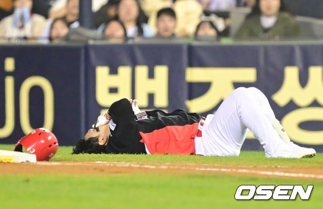 [OSEN=잠실, 김성락 기자] 18일 오후 서울 잠실야구장에서 2025 신한 SOL Bank KBO리그 두산 베어스와 KIA 타이거즈의 경기가 열린다.이날 두산은 콜어빈, KIA는 윤영철을 선발로 예고했다.6회초 무사 1루 KIA 김선빈이 희생번트를 댄 후 1루로 진루하는 과정에서 수비하는 두산 2루수 박계범과 충돌, 고통스러워 하고 있다. 2025.04.18 / ksl0919@osen.co.kr