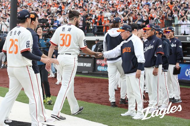 한화 김경문 감독(오른쪽)이 20일 대전 NC전 승리 후 코디 폰세와 악수를 하고 있다. /한화 이글스 제공