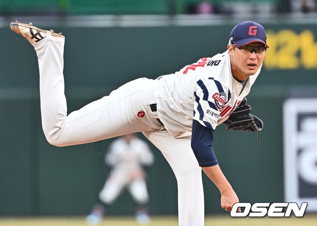 [OSEN=부산, 이석우 기자] 29일 부산 사직야구장에서 2025 신한 SOL 뱅크 KBO 리그 롯데 자이언츠와 KT 위즈의 경기가 열렸다. 홈팀 롯데는 박세웅이 선발로 출전하고, 방문팀 KT는 쿠에바스가 선발로 출전했다.롯데 자이언츠 선발 투수 박세웅이 역투하고 있다. 2025.03.29 / foto0307@osen.co.kr