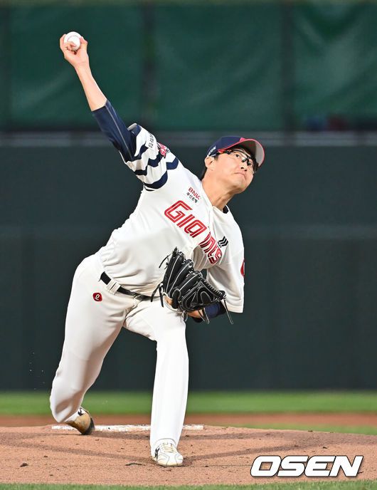 [OSEN=부산, 이석우 기자] 17일 부산 사직야구장에서 2025 신한 SOL 뱅크 KBO 리그 롯데 자이언츠와 키움 히어로즈의 경기가 열렸다. 홈팀 롯데는 박세웅, 방문팀 키움은 김윤하가 선발 출전했다.롯데 자이언츠 선발 투수 박세웅이 역투하고 있다. 2025.04.17 / foto0307@osen.co.kr