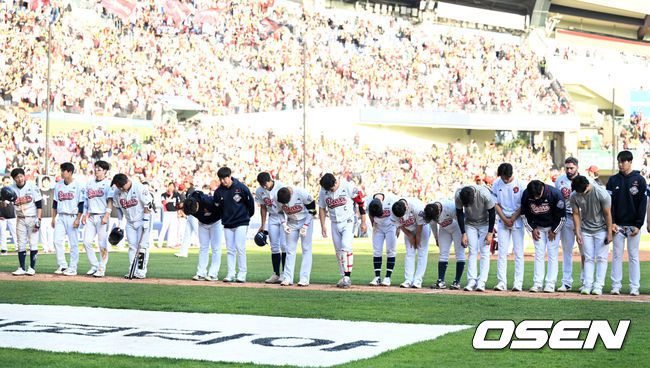 [OSEN=잠실, 이대선 기자] 챔피언이 드디어 깨어난다.프로야구 KIA 타이거즈는 20일 서울 잠실구장에서 열린 2025 신한 SOL뱅크 KBO리그 두산 베어스와의 시즌 3차전에서 6-2로 승리했다.KIA는 2연승을 달리며 주중 KT 위즈 3연전에 이어 2연속 위닝시리즈에 성공했다. 시즌 11승 12패. 반면 2연패에 빠진 두산은 9승 13패가 됐다.경기 종료 후 두산 선수들이 관중석을 향해 인사를 하고 있다. 2025.04.20