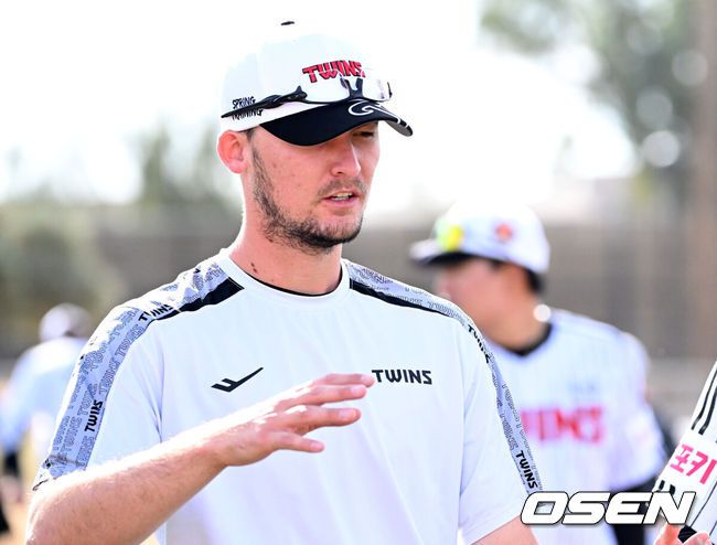 [OSEN=애리조나(미국), 이대선 기자] 14일(한국시간) 미국 애리조나주 스코츠데일 인디언스쿨 파크 베이스볼필드에서 LG 트윈스의 1차 스프링캠프가 진행됐다.미국 스프링캠프를 마친 LG는 오는 2월 24일 일본 오키나와에서 2차 스프링캠프를 펼칠 예정이다. LG 캠프 초청 선수 코엔 윈. 2025.02.14 / sunday@osen.co.kr