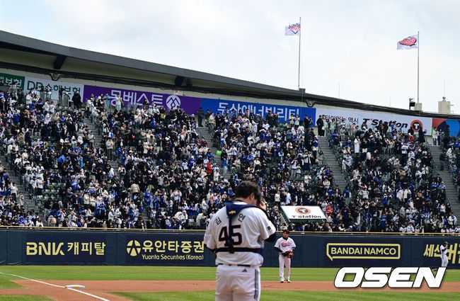 [OSEN=잠실, 지형준 기자] 프로야구 삼성 라이온즈가 주말 3연전을 위닝 시리즈로 장식했다.삼성은 30일 잠실구장에서 열린 두산과의 원정 경기에서 선발 데니 레예스의 호투와 이재현의 적시타를 앞세워 3-2로 승리했다.매진 기록한 잠실야구장. 2025.03.30 / jpnews@osen.co.kr