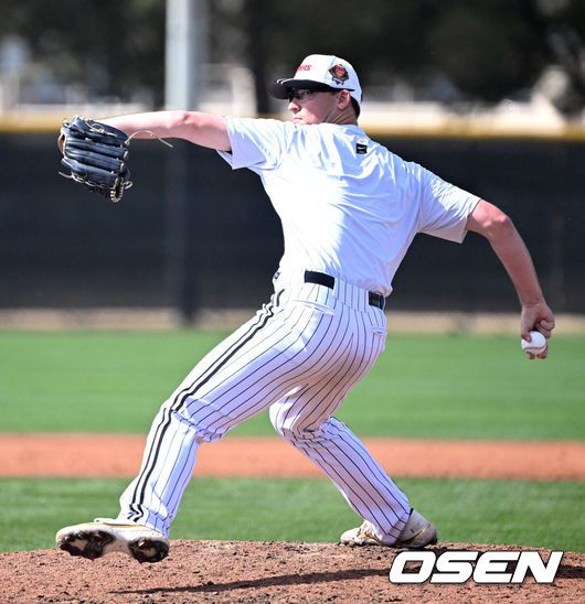 [OSEN=애리조나(미국), 이대선 기자] 20일(한국시간) 미국 애리조나주 스코츠데일 인디언스쿨 파크 베이스볼필드에서 LG 트윈스의 청백전이 진행됐다. LG 캠프 초청선수 코엔 윈이 역투하고 있다. 2025.02.20 / sunday@osen.co.kr