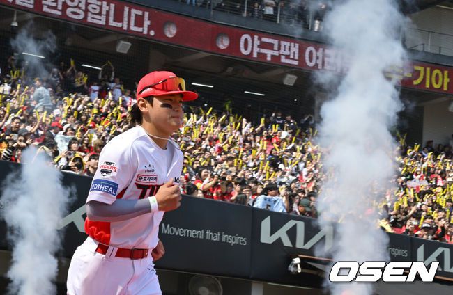 [OSEN=조은정 기자]22일 광주KIA챔피언스필드에서 2025 신한 SOL Bank KBO리그 KIA 타이거즈와 NC 다이노스의 개막전이 열린다.홈팀이자 디펜딩 챔피언 KIA는 에이스 제임스 네일을 출격, 원정팀 NC는 새 외국인 투수 로건 앨런을 선발로 내세웠다.KIA 김도영이 행사에 입장하고 있다. 2025.03.22 /cej@osen.co.kr