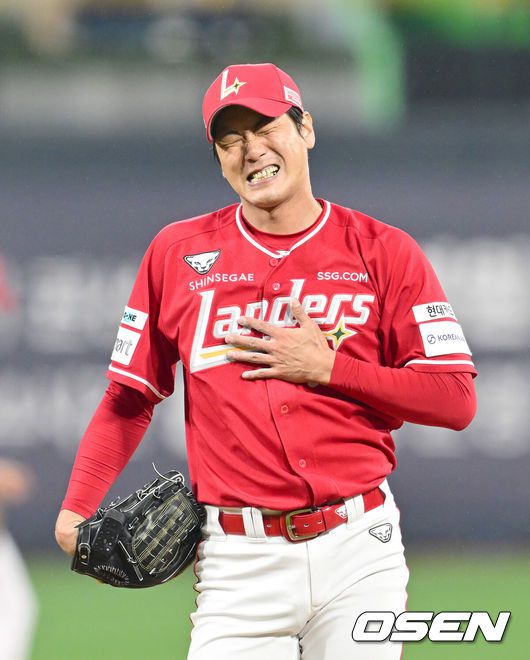 [OSEN=수원, 김성락 기자] 22일 오후 수원 KT위즈파크에서 ‘2025 신한 SOL Bank KBO리그’ KT 위즈와 SSG 랜더스의 경기가 열렸다.홈팀 KT는 오원석, 원정팀 SSG는 김광현을 선발로 내세웠다. 1회말 SSG 선발 김광현이 KT 선두타자 로하스에게 볼넷을 허용, 아쉬워하고있다. 2025.04.22 / ksl0919@osen.co.kr