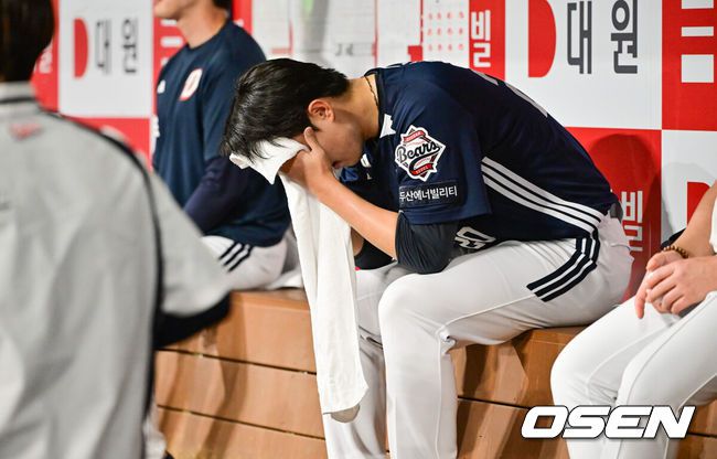 [OSEN=고척, 박준형 기자] 23일 오후 서울 고척스카이돔에서 ‘2025 신한 SOL BANK KBO리그’ 키움 히어로즈와 두산 베어스의 경기가 진행됐다.이날 키움은 김윤하를, 두산은 김유성을 선발투수로 내세웠다.4회말 벤치클리어링 이후 강판된 두산 김유성이 벤치에서 아쉬워하고 있다. 2025.04.23 /