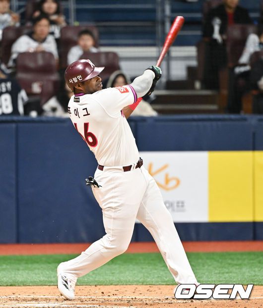 [OSEN=고척, 박준형 기자] 22일 오후 서울 고척스카이돔에서 ‘2025 신한 SOL BANK KBO리그’ 키움 히어로즈와 두산 베어스의 경기가 진행됐다.이날 키움은 하영민을 두산은 최승용을 선발투수로 내세웠다.3회말 2사 1루 키움 푸이그가 2점 홈런을 날리고 있다.     2025.04.22 / soul1014@osen.co.kr