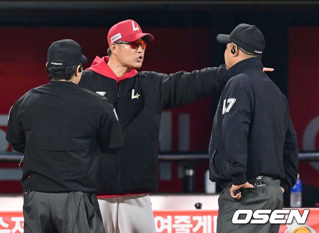 [OSEN=수원, 김성락 기자] 22일 오후 수원 KT위즈파크에서 ‘2025 신한 SOL Bank KBO리그’ KT 위즈와 SSG 랜더스의 경기가 열렸다.홈팀 KT는 오원석, 원정팀 SSG는 김광현을 선발로 내세웠다. 6회말 2사 1, 2루 KT 김민혁의 1타점 적시타 때 SSG 중견수 최지훈의 송구실책을 틈타 3루주자 로하스가 홈으로 내달려 득점을 올렸다. 이때 SSG 이숭용 감독이 KT 로하스와 최만호 3루코치와의 충돌에 관해 항의하고 있다. 2025.04.22 / ksl0919@osen.co.kr