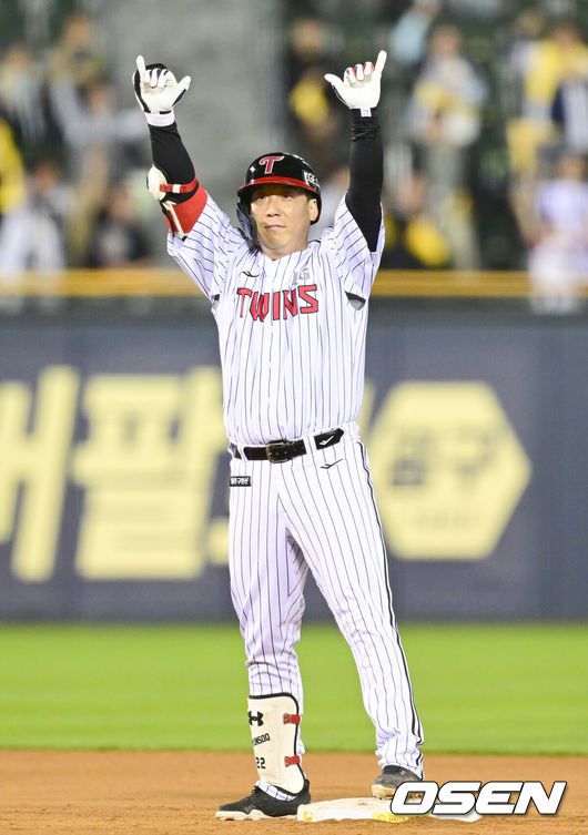 [OSEN=잠실, 김성락 기자] 23일 오후 서울 잠실야구장에서 2025 신한 SOL Bank KBO리그 LG 트윈스와 NC 다이노스의 경기가 열렸다.LG는 송승기, NC는 로건을 선발 투수로 내세웠다.7회말 2사 2, 3루 LG 대타 김현수가 2타점 적시 2루타를 날린 뒤 세리머니를 하고 있다.  2025.04.23 / ksl0919@osen.co.kr