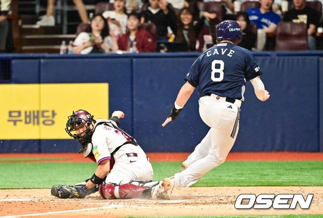 [OSEN=고척, 박준형 기자] 23일 오후 서울 고척스카이돔에서 ‘2025 신한 SOL BANK KBO리그’ 키움 히어로즈와 두산 베어스의 경기가 진행됐다.이날 키움은 김윤하를, 두산은 김유성을 선발투수로 내세웠다.5회초 1사 만루 두산 김민석의 내야땅볼때 3루 주자 케이브가 동점 득점 성공하고 있다.    2025.04.23 / soul1014@osen.co.kr