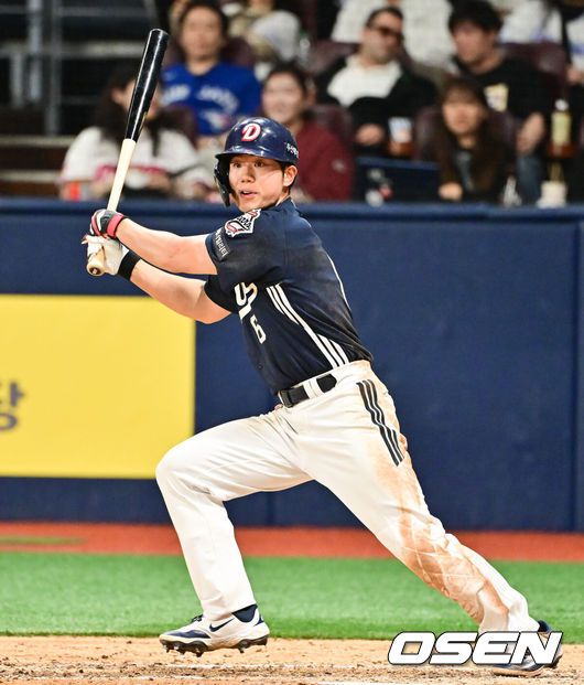 [OSEN=고척, 박준형 기자] 23일 오후 서울 고척스카이돔에서 ‘2025 신한 SOL BANK KBO리그’ 키움 히어로즈와 두산 베어스의 경기가 진행됐다.이날 키움은 김윤하를, 두산은 김유성을 선발투수로 내세웠다.8회초 두산 선두타자 오명진이 안타를 날리고 있다.    2025.04.23 / soul1014@osen.co.kr