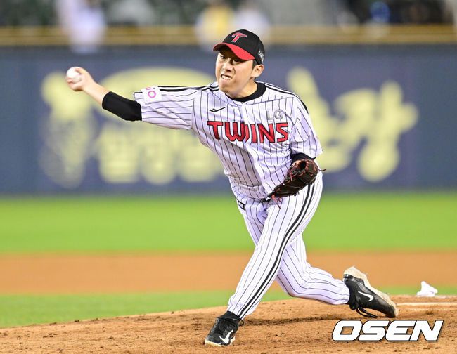 [OSEN=잠실, 김성락 기자] 23일 오후 서울 잠실야구장에서 2025 신한 SOL Bank KBO리그 LG 트윈스와 NC 다이노스의 경기가 열렸다.LG는 송승기, NC는 로건을 선발 투수로 내세웠다.7회초 LG 박명근이 마운드에 올라 힘차게 공을 뿌리고 있다. 2025.04.23 / ksl0919@osen.co.kr