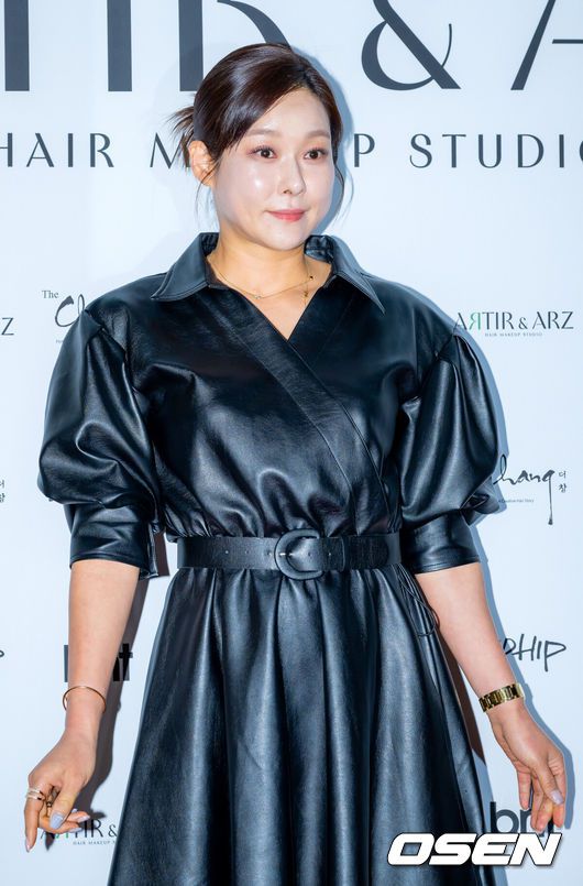 [OSEN=민경훈 기자] 방송인 현영이 22일 오후 서울 강남구 청담동의 한 카페에서 진행된 헤어 브랜드 오프닝 파티 포토콜 행사에 참여했다.이 자리에는 김준호 김지민 커플 및 방송인 현영, 강유미, 신지훈, 설혜원 등이 참석했다.현영이 입장하며 포즈를 취하고 있다. 2025.04.22 / rumi@osen.co.kr