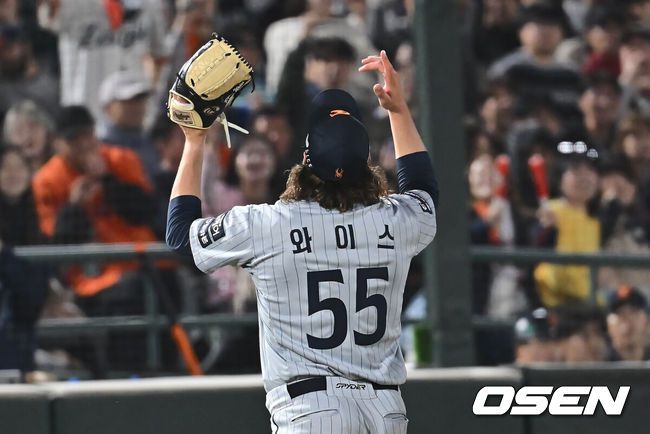 [OSEN=부산, 이석우 기자] 23일 부산 사직야구장에서 2025 신한 SOL 뱅크 KBO 리그 롯데 자이언츠와 한화 이글스의 경기가 열렸다. 홈팀 롯데는 반즈, 방문팀 한화는 와이스가 선발 출전했다.한화 이글스 선발 투수 와이스가 6회말 수비를 무실점으로 막고 세리머니를 하고 있다. 2025.04.23 / foto0307@osen.co.kr