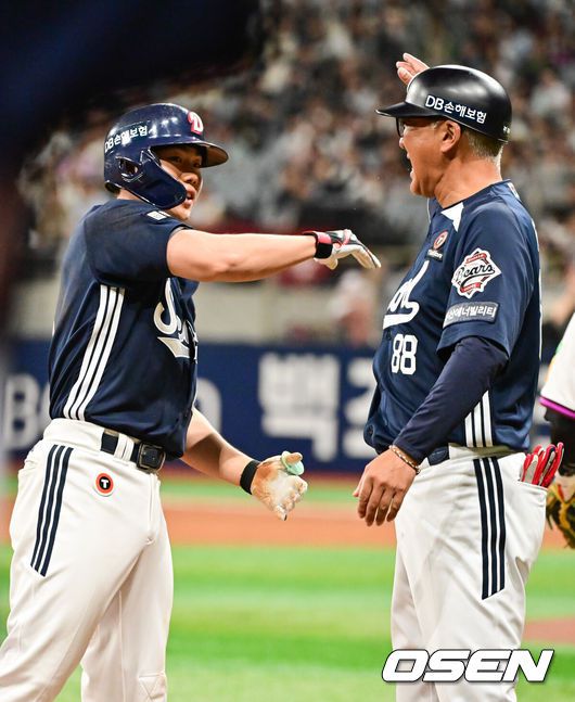 [OSEN=고척, 박준형 기자] 23일 오후 서울 고척스카이돔에서 ‘2025 신한 SOL BANK KBO리그’ 키움 히어로즈와 두산 베어스의 경기가 진행됐다.이날 키움은 김윤하를, 두산은 김유성을 선발투수로 내세웠다.5회초 2사 1,3루 두산 오명진이 2타점 적시 3루타를 날리고 가토 코치와 기뻐하고 있다.,     2025.04.23 / soul1014@osen.co.kr