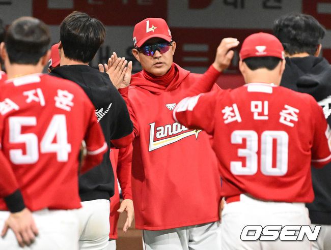 [OSEN=고척, 이대선 기자] 프로야구 SSG 랜더스가 2연패를 끊고 시리즈 스윕패 위기를 넘겼다.SSG는 30일 서울 고척스카이돔에서 열린 ‘2025 신한은행 SOL Bank KBO리그’ 키움 히어로즈와의 경기에서 8-2로 승리하며 주말 3연전 마지막 경기를 승리로 장식했다. 2연패를 탈출하며 키움의 시리즈 스윕을 저지했다.경기 종료 후 SSG 이숭용 감독이 선수들과 승리의 기쁨을 나누고 있다. 2025.03.30