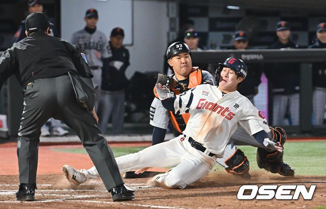 [OSEN=부산, 이석우 기자] 23일 부산 사직야구장에서 2025 신한 SOL 뱅크 KBO 리그 롯데 자이언츠와 한화 이글스의 경기가 열렸다. 홈팀 롯데는 반즈, 방문팀 한화는 와이스가 선발 출전했다.롯데 자이언츠 나승엽이 7회말 2사 2,3루 윤동희의 좌익수앞 안타때 홈에서 아웃되고 있다. 2025.04.23 / foto0307@osen.co.kr