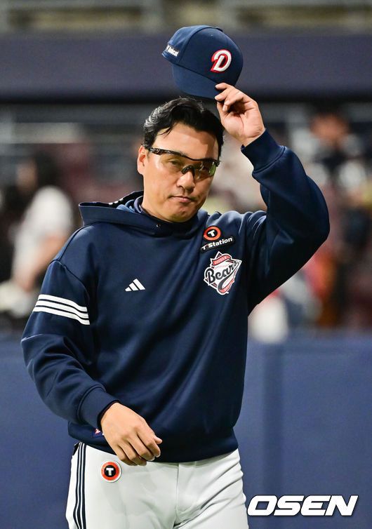 [OSEN=고척, 박준형 기자] 두산 베어스가 23일 서울 고척스카이돔에서 열린 2025 신한 SOL뱅크 KBO리그 키움 히어로즈와의 시즌 4차전에서 8-2로 승리했다.두산은 전날 패배 설욕과 함께 3연패에서 탈출하며 시즌 10승 14패를 기록했다. 반면 연승이 좌절된 키움은 9승 18패가 됐다.경기종료 후 두산 이승엽 감독이 팬들에게 인사를 하고 있다.  2025.04.23 / soul1014@osen.co.kr