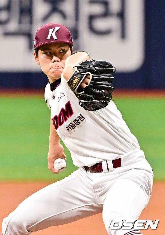 [OSEN=고척, 박준형 기자] 23일 오후 서울 고척스카이돔에서 ‘2025 신한 SOL BANK KBO리그’ 키움 히어로즈와 두산 베어스의 경기가 진행됐다.이날 키움은 김윤하를, 두산은 김유성을 선발투수로 내세웠다.1회초 키움 선발투수 김윤하가 역투하고 있다.  2025.04.23 / soul1014@osen.co.kr