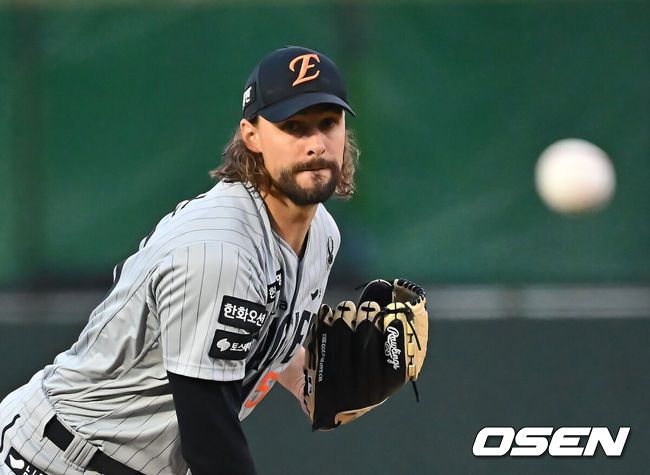 [OSEN=부산, 이석우 기자] 23일 부산 사직야구장에서 2025 신한 SOL 뱅크 KBO 리그 롯데 자이언츠와 한화 이글스의 경기가 열렸다. 홈팀 롯데는 반즈, 방문팀 한화는 와이스가 선발 출전했다.한화 이글스 선발 투수 와이스가 역투하고 있다. 2025.04.23 / foto0307@osen.co.kr
