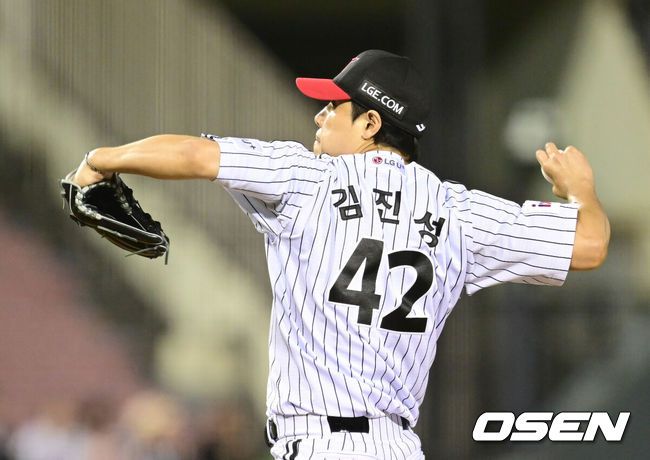 [OSEN=잠실, 김성락 기자] 23일 오후 서울 잠실야구장에서 2025 신한 SOL Bank KBO리그 LG 트윈스와 NC 다이노스의 경기가 열렸다.LG는 송승기, NC는 로건을 선발 투수로 내세웠다.8회초 LG 김진성이 마운드에 올라 힘차게 공을 뿌리고 있다. 2025.04.23 / ksl0919@osen.co.kr