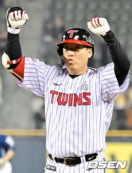 [OSEN=잠실, 민경훈 기자] 24일 오후 서울 잠실야구장에서 2025 신한 SOL Bank KBO리그 LG 트윈스와 NC 다이노스의 경기가 열렸다.홈팀 LG는 치리노스, 원정팀 NC는 라일리를 선발로 내세웠다.8회말 2사 주자 1,3루 LG 김현수가 우중간 1타점 적시타를 때린 후 1루에서 기뻐하고 있다. 2025.04.24 / rumi@osen.co.kr