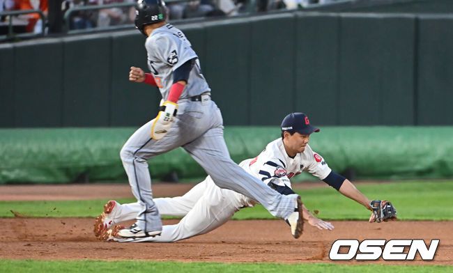 [OSEN=부산, 이석우 기자] 24일 부산 사직야구장에서 2025 신한 SOL 뱅크 KBO 리그 롯데 자이언츠와 한화 이글스의 경기가 열렸다. 홈팀 롯데는 박세웅, 방문팀 한화는 류현진이 선발 출전했다.롯데 자이언츠 손호영이 2회초 2사 만루 한화 이글스 심우준의 안타성 타구를 몸을 날려 잡아내고 있다. 2025.04.24 / foto0307@osen.co.kr