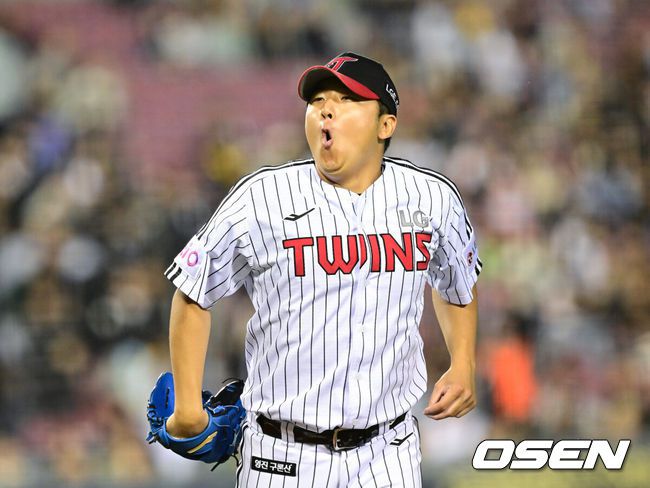 [OSEN=잠실, 김성락 기자] 23일 오후 서울 잠실야구장에서 2025 신한 SOL Bank KBO리그 LG 트윈스와 NC 다이노스의 경기가 열렸다.LG는 송승기, NC는 로건을 선발 투수로 내세웠다.4회초 NC 손아섭의 투수 땅볼 때 LG 투수 송승기가 타구를 처리한 뒤 기뻐하고 있다. 2025.04.23 / ksl0919@osen.co.kr