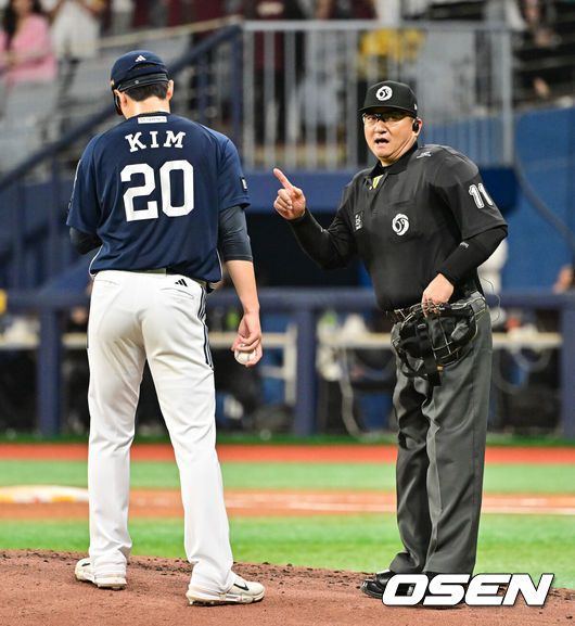 [OSEN=고척, 박준형 기자] 23일 오후 서울 고척스카이돔에서 ‘2025 신한 SOL BANK KBO리그’ 키움 히어로즈와 두산 베어스의 경기가 진행됐다.이날 키움은 김윤하를, 두산은 김유성을 선발투수로 내세웠다.4회말 벤치클리어링 이후 박종철 구심이 김유성에게 경고를 하고 있다.    2025.04.23 / soul1014@osen.co.kr