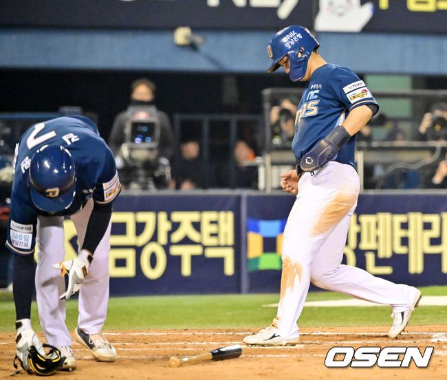 [OSEN=잠실, 민경훈 기자] 24일 오후 서울 잠실야구장에서 2025 신한 SOL Bank KBO리그 LG 트윈스와 NC 다이노스의 경기가 열렸다.홈팀 LG는 치리노스, 원정팀 NC는 라일리를 선발로 내세웠다7회초 2사 주자 만루 NC 김주원이 타석에서 밀어내기 볼넷을 얻어내며 서호철이 홈을 밟고 있다. 2025.04.24 / rumi@osen.co.kr