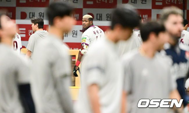 [OSEN=고척, 박준형 기자] 두산 베어스가 23일 서울 고척스카이돔에서 열린 2025 신한 SOL뱅크 KBO리그 키움 히어로즈와의 시즌 4차전에서 8-2로 승리했다.두산은 전날 패배 설욕과 함께 3연패에서 탈출하며 시즌 10승 14패를 기록했다. 반면 연승이 좌절된 키움은 9승 18패가 됐다.경기종료 후 키움 푸이그가 두산 선수단을 바라보고 있다  2025.04.23