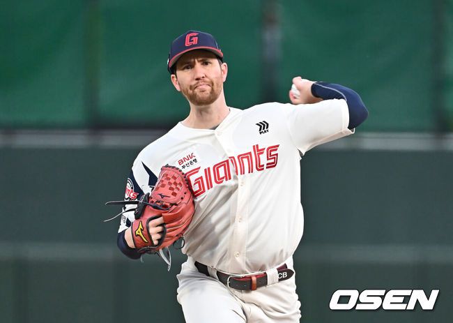 [OSEN=부산, 이석우 기자] 23일 부산 사직야구장에서 2025 신한 SOL 뱅크 KBO 리그 롯데 자이언츠와 한화 이글스의 경기가 열렸다. 홈팀 롯데는 반즈, 방문팀 한화는 와이스가 선발 출전했다.롯데 자이언츠 선발 투수 반즈가 역투하고 있다. 2025.04.23 / foto0307@osen.co.kr