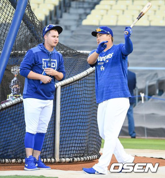 LA 다저스 시절 작 피더슨(왼쪽)과 류현진. /OSEN DB