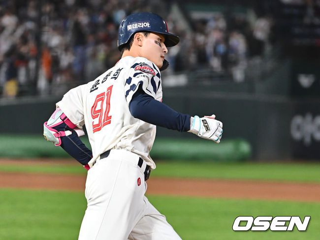 [OSEN=부산, 이석우 기자] 24일 부산 사직야구장에서 2025 신한 SOL 뱅크 KBO 리그 롯데 자이언츠와 한화 이글스의 경기가 열렸다. 홈팀 롯데는 박세웅, 방문팀 한화는 류현진이 선발 출전했다.롯데 자이언츠 윤동희가 4회말 좌월 솔로 홈런을 치고 그라운드를 돌고 있다. 2025.04.24 / foto0307@osen.co.kr