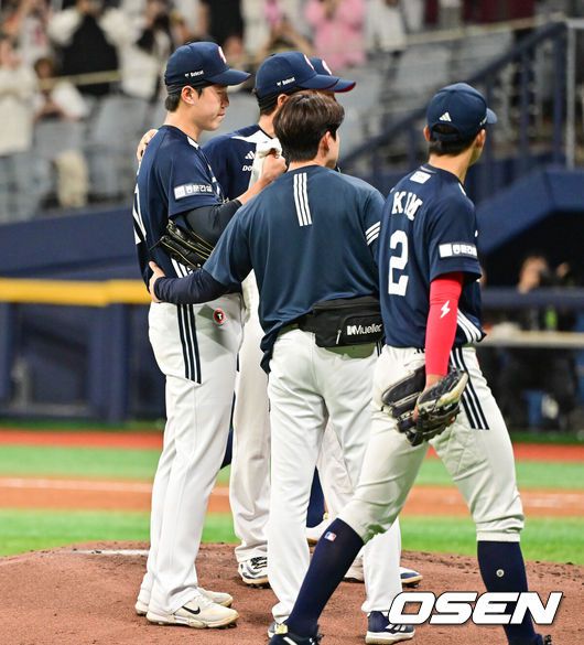 [OSEN=고척, 박준형 기자] 23일 오후 서울 고척스카이돔에서 ‘2025 신한 SOL BANK KBO리그’ 키움 히어로즈와 두산 베어스의 경기가 진행됐다.이날 키움은 김윤하를, 두산은 김유성을 선발투수로 내세웠다.4회말 벤치클리어링때 두산 김유성이 동료들의 독려를 받고 있다.    2025.04.23 / soul1014@osen.co.kr