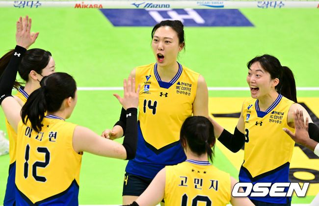 [OSEN=조은정 기자]13일 오후 수원실내체육관에서 도드람 V리그 여자부 6라운드 현대건설과 IBK기업은행의 경기가 열렸다.홈팀 현대건설은 20승 14패로 리그 2위, 원정팀 IBK기업은행은 14승 20패로 5위를 기록 중이다.1세트 현대건설이 이다현 서브에이스에 환호하고 있다. 2024.03.13 /cej@osen.co.kr