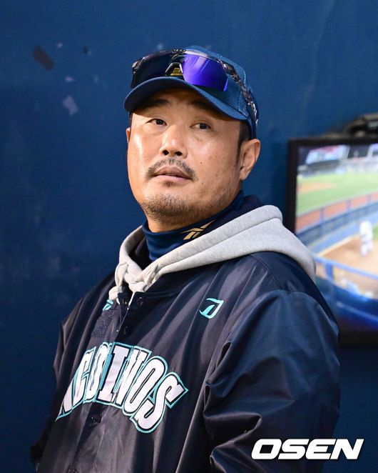 [OSEN=잠실, 김성락 기자] 23일 오후 서울 잠실야구장에서 2025 신한 SOL Bank KBO리그 LG 트윈스와 NC 다이노스의 경기가 열렸다.LG는 송승기, NC는 로건을 선발 투수로 내세웠다.6회말 NC 이호준 감독이 생각에 잠겨 있다. 2025.04.23 / ksl0919@osen.co.kr