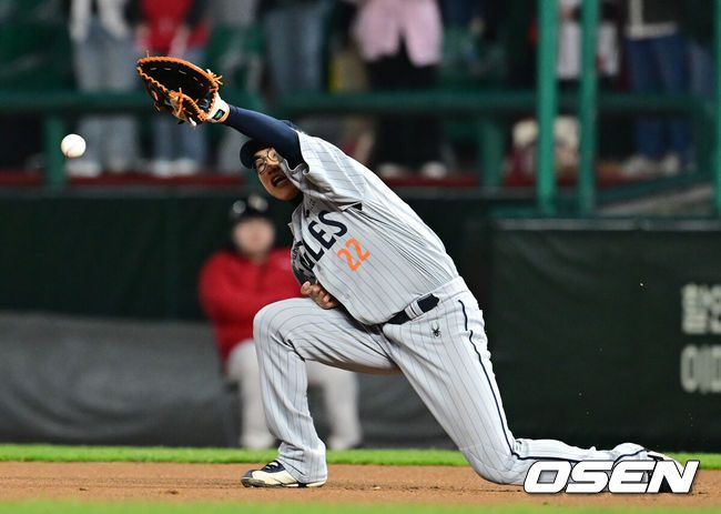 [OSEN=인천, 김성락 기자] 15일 오후 인천 미추홀구 SSG 랜더스 필드에서 ‘2025 신한 SOL BANK KBO리그’ SSG 랜더스와 한화 이글스의 경기가 열렸다.이날 SSG는 앤더슨을, 한화는 폰세를 선발투수로 내세웠다. 9회말 2사 SSG 한유섬의 안타 때 한화 1루수 채은성이 타구를 놓치고 있다. 2025.04.15 / ksl0919@osen.co.kr