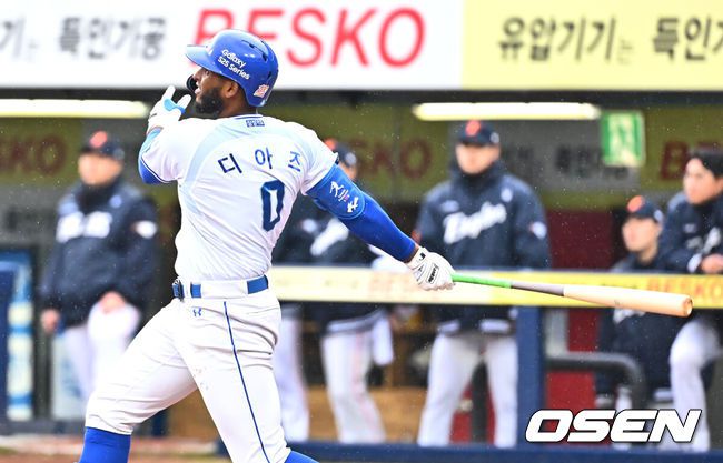 [OSEN=대구, 이석우 기자] 5일 대구삼성라이온즈파크에서 2025 신한 SOL 뱅크 KBO 리그 삼성 라이온즈와 한화 이글스의 경기가 열렸다. 홈팀 삼성은 이승현이, 방문팀 한화는 류현진이 선발 출전했다. 삼성 라이온즈 디아즈가 6회말 우월 솔로 홈런을 치고 있다. 2025.04.05 / foto0307@osen.co.kr