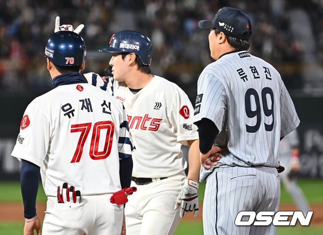 [OSEN=부산, 이석우 기자] 24일 부산 사직야구장에서 2025 신한 SOL 뱅크 KBO 리그 롯데 자이언츠와 한화 이글스의 경기가 열렸다. 홈팀 롯데는 박세웅, 방문팀 한화는 류현진이 선발 출전했다.한화 이글스 류현진이 6회말 1사 만루 롯데 자이언츠 나승엽의 우익수 앞 2타점 안타때 1루 베이스 커버를 들어가 아쉬워하고 있다. 2025.04.24 / foto0307@osen.co.kr