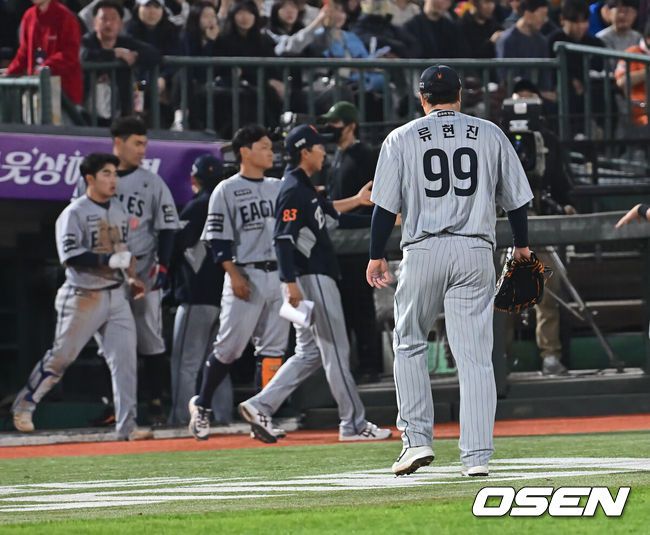 [OSEN=부산, 이석우 기자] 24일 부산 사직야구장에서 2025 신한 SOL 뱅크 KBO 리그 롯데 자이언츠와 한화 이글스의 경기가 열렸다. 홈팀 롯데는 박세웅, 방문팀 한화는 류현진이 선발 출전했다.한화 이글스 류현진이 6회말 역전을 허용하고 아쉬운 걸음을 걷고 있다. 2025.04.24 / foto0307@osen.co.kr