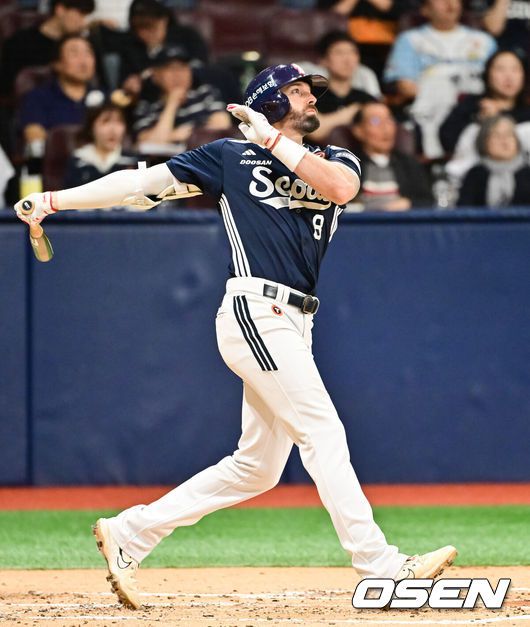 [OSEN=고척, 박준형 기자]  24일 오후 서울 고척스카이돔에서 ‘2025 신한 SOL BANK KBO리그’  키움 히어로즈와 두산 베어스의 경기가 진행됐다.이날 키움은 김연주를 두산은 콜어빈을 선발투수로 내세웠다.3회초 무사 1루 두산 케이브가 2점 홈런을 날리고 있다.   2025.04.24 / soul1014@osen.co.kr