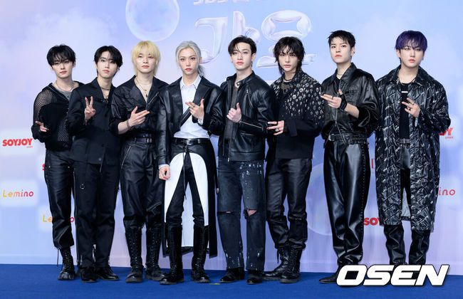 [OSEN=지형준 기자] 9일 오후 서울 용산구 이태원로 블루스퀘어에서 보이넥스트도어(BOYNEXTDOOR) 미니 3집 ‘19.99’ 미디어 쇼케이스가 열렸다.미니 3집 ‘19.99’는 스무살이 되기 직전의 상태를 ‘19.99’라는 불완전한 숫자로 표현한 앨범이다. 10대와 20대의 경계에 선 청춘의 생각과 고민을 담았다.신곡 ‘Nice Guy’는 세상 사람들을 다 사로잡을 수 있다고 믿는 19.99세의 ‘근거 있는 자신감’을 그린 노래다. 명재현, 태산, 운학이 작사, 작곡에 참여해 스물 언저리 청춘의 자기애와 자신감을 자유롭고 솔직한 가사로 표현했다.보이넥스트도어가 포토타임을 하고 있다. 2024.09.09 / jpnews@osen.co.kr