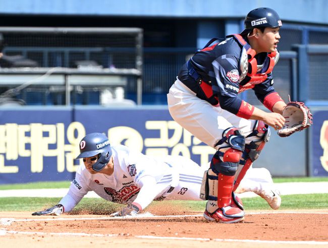 [OSEN=잠실, 이대선 기자] 26일 오후 서울 잠실야구장에서 2025 신한 SOL Bank KBO리그 두산 베어스와 롯데 자이언츠의 경기가 열렸다.두산은 잭로그, 롯데는 나균안을 선발 투수로 내세웠다.2회말 1사 2루에서 두산 오명진의 적시타 때 2루주자 강승호가 득점을 하고 있다. 2025.04.26 /sunday@osen.co.kr