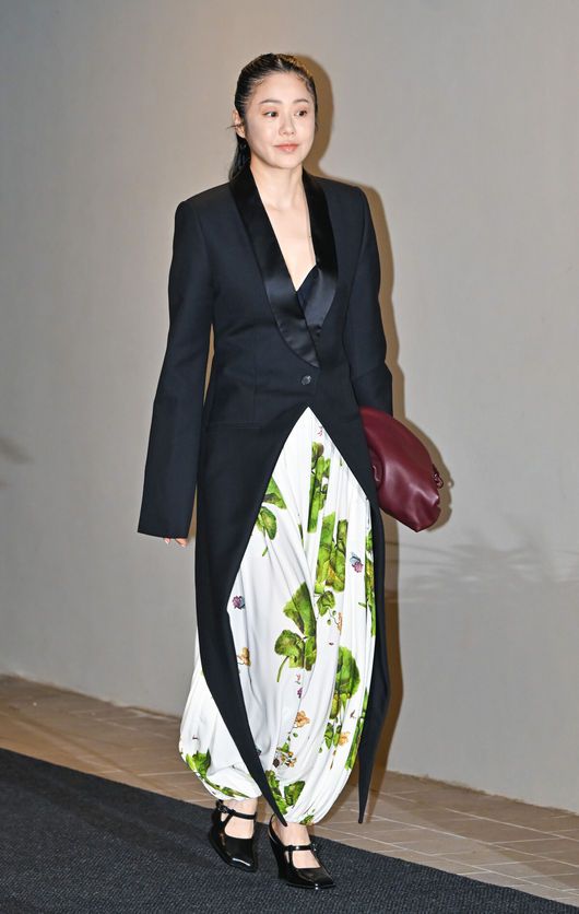 [OSEN=최규한 기자] 13일 오전 서울 잠실동 롯데타워월드몰에서 주얼리 브랜드 매장 오픈 포토콜 행사가 열렸다.이날 행사에는 걸그룹 미야오 엘라, 작가 마이큐, 배우 김다미, 방송인 김나영, 배우 로운, 정유미, 김영대, 고현정, 엔하이픈 제이크-성훈 등이 참석해 자리를 빛냈다.배우 고현정이 포토타임을 하고 있다. 2024.12.13 / dreamer@osen.co.kr