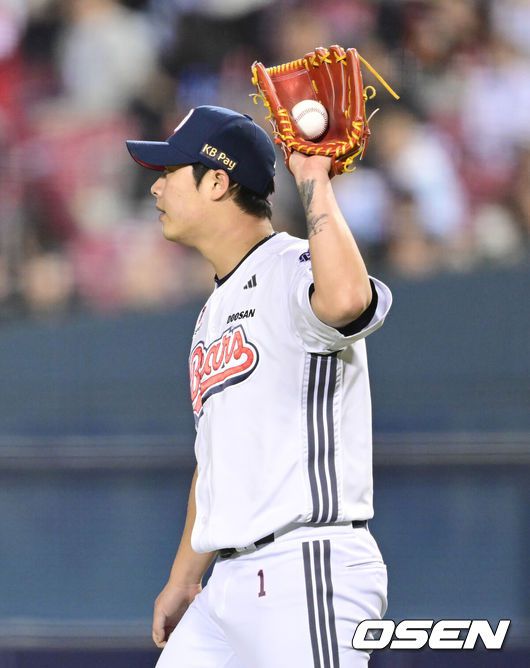 [OSEN=잠실, 김성락 기자] 25일 오후 서울 잠실야구장에서 ‘2025 신한 SOL Bank KBO리그’ 두산 베어스와 롯데 자이언츠의 경기가 열렸다.홈팀 두산은 최원준, 원정팀 롯데는 데이비슨을 선발로 내세웠다. 8회초 1사 1, 3루 롯데 장두성이 1타점 번트안타 때 두산 투수 박치국이 송구 실책을 범한 뒤 아쉬워하고 있다. 이때 2루주자 고승민이 홈으로 내달려 추가 득점을 올렸다. 2025.04.25/ ksl0919@osen.co.kr