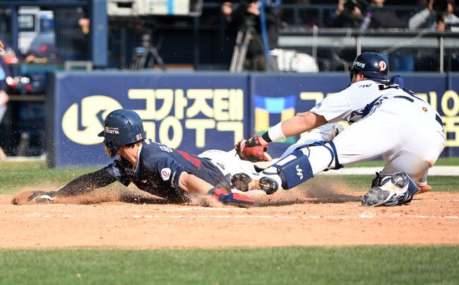 [OSEN=잠실, 이대선 기자] 26일 오후 서울 잠실야구장에서 2025 신한 SOL Bank KBO리그 두산 베어스와 롯데 자이언츠의 경기가 열렸다.두산은 잭로그, 롯데는 나균안을 선발 투수로 내세웠다.8회초 무사 2루에서 롯데 레이예스의 좌중간 적시 2루타 때 2루주자 윤동희가 홈으로 쇄도해 세이프되고 있다. 2025.04.26 /sunday@osen.co.kr