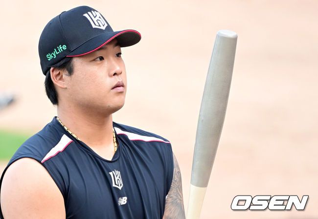 [OSEN=최규한 기자] 경기를 앞두고 진행된 훈련에서 KT 강백호가 어뢰 배트를 들어보고 있다. 이 어뢰 배트는 방망이 제작 업체가 테스트용으로 KIA 구단에 제공했다고 KIA 관계자는 전했다. 2025.04.17 / dreamer@osen.co.kr